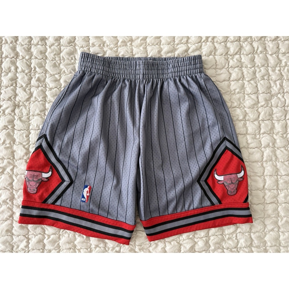 Mitchell & Ness Chicago Bulls 1995-96 Reload 2.0 Swingman Shorts Gray Red Mens M